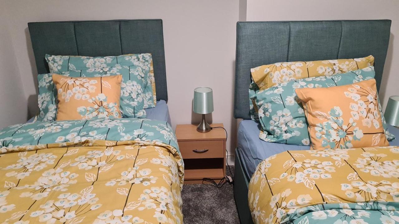 Spacious 3 Bedroom House, 6 Beds In Spondon, Derby With Parking エクステリア 写真