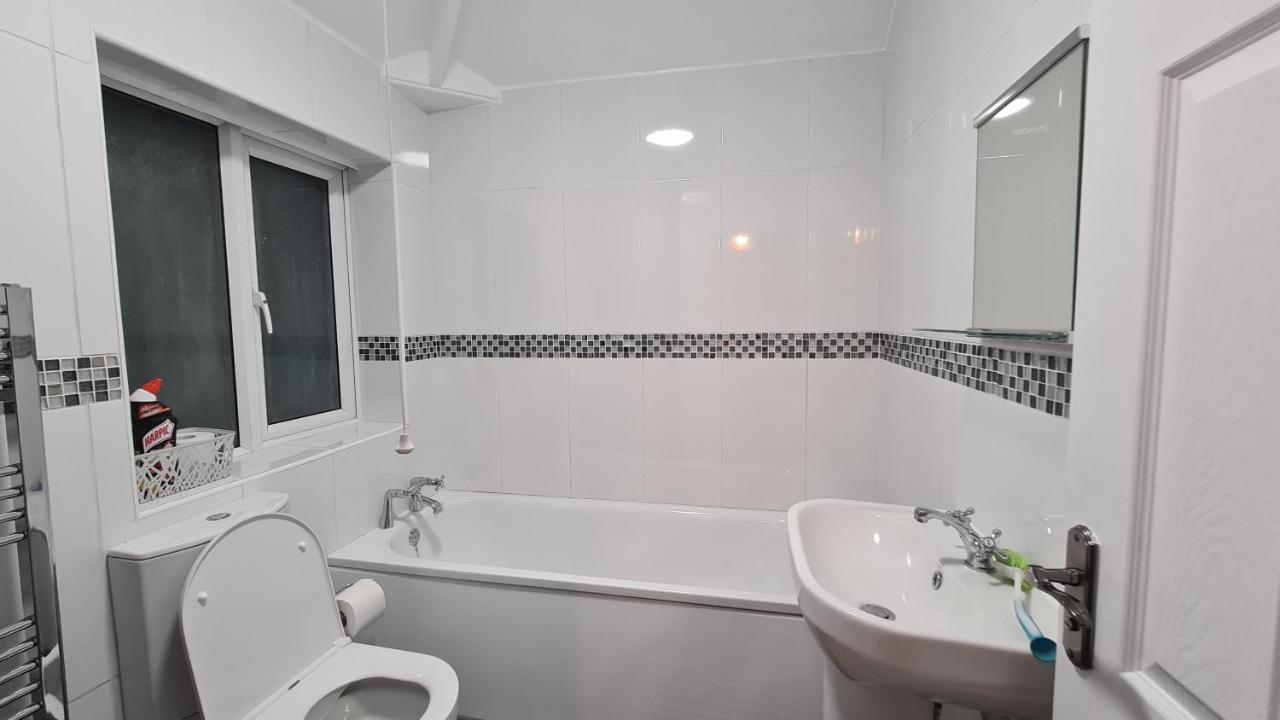 Spacious 3 Bedroom House, 6 Beds In Spondon, Derby With Parking エクステリア 写真